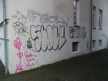 Graffiti Bombing - Photo by staubsauger - Slow, Su, Rostock