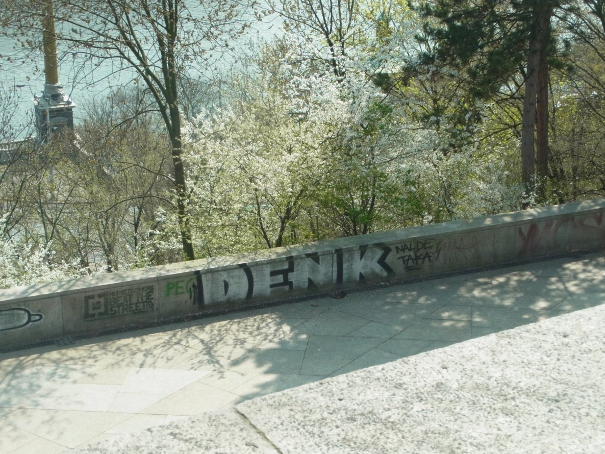 Graffiti Bombing - Photo by staubsauger - Denk, Prag