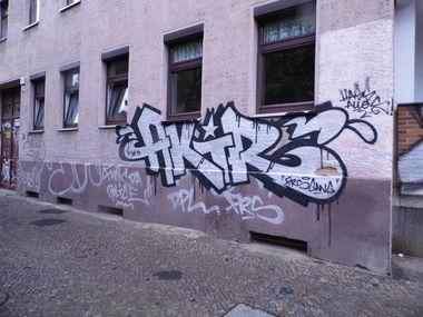 Graffiti Bombing - Photo by staubsauger - Akir, Berlin