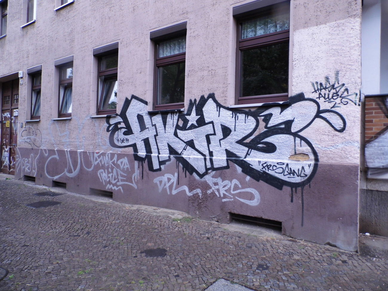 Graffiti Bombing - Photo by staubsauger - Akir, Berlin