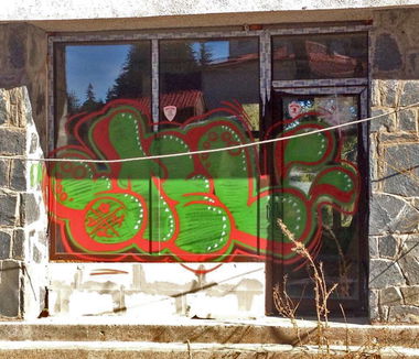 Graffiti Wall - Photo by steloner - throwup (2013)