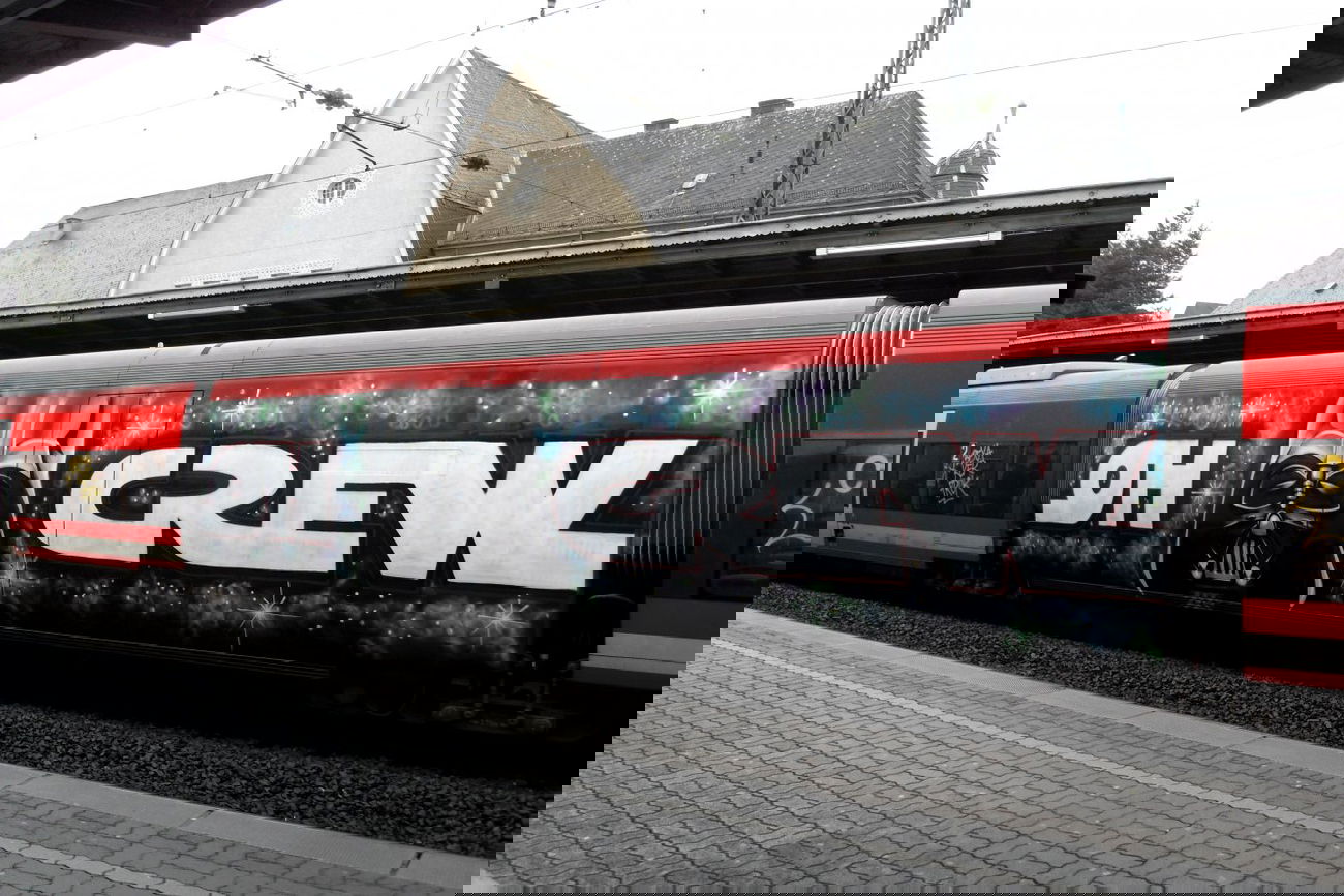 Graffiti Train - Photo by stencilartist - oh, oh, crew