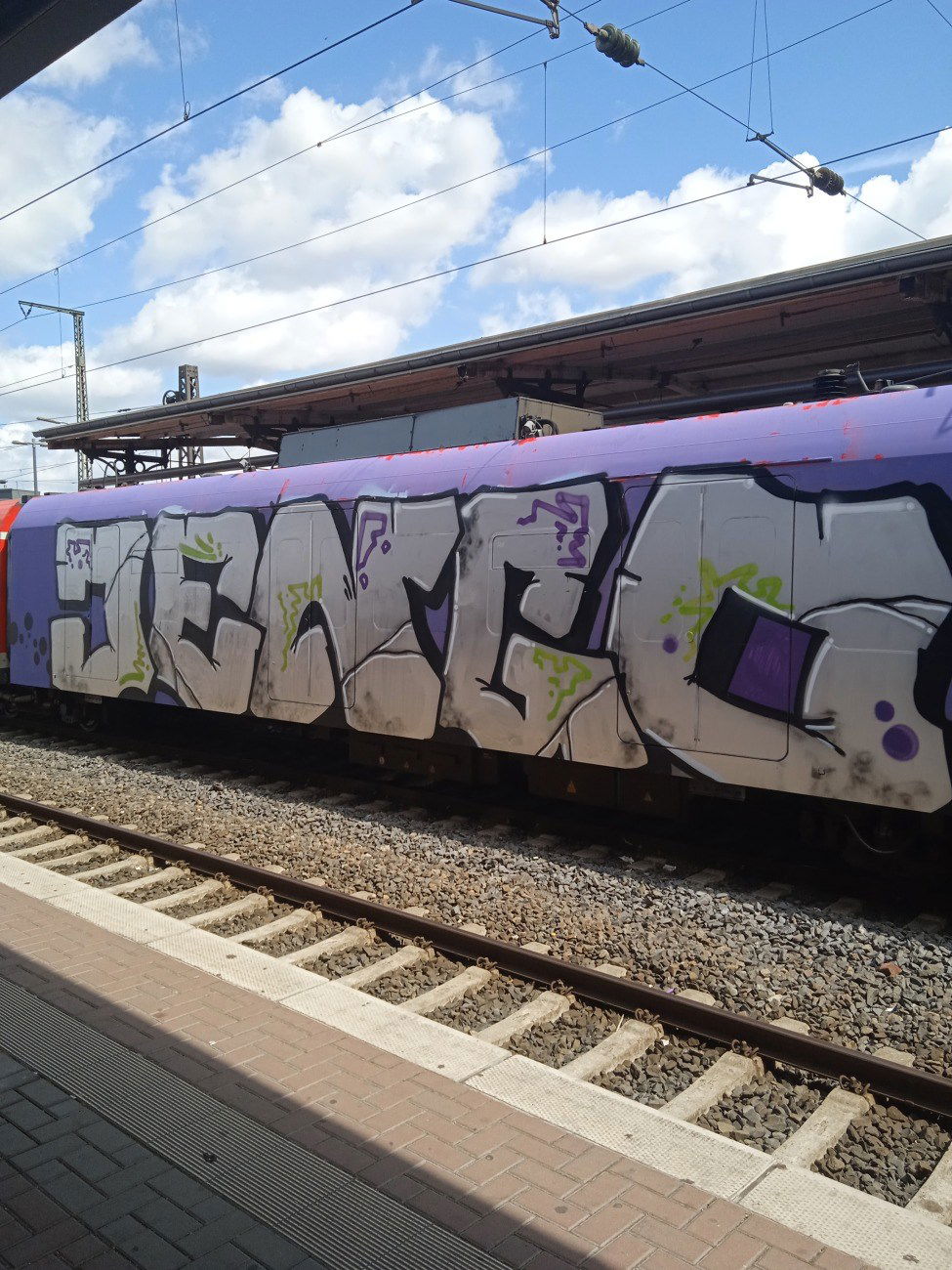 Graffiti Train - Photo by stickupkidd84 - Jengo