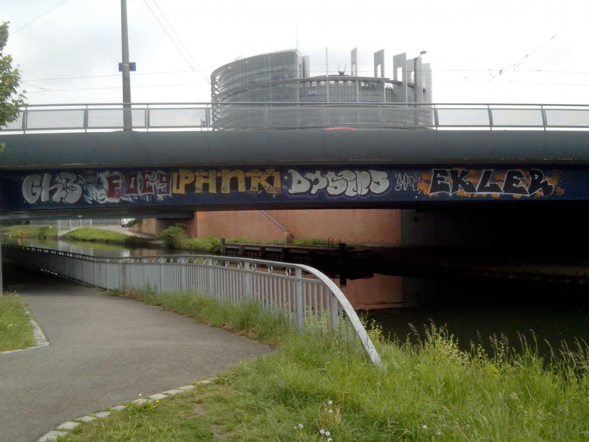 Graffiti Bombing in Strasbourg - Photo by strasbourgraffiti - ghb, foe9, phnk (2014)