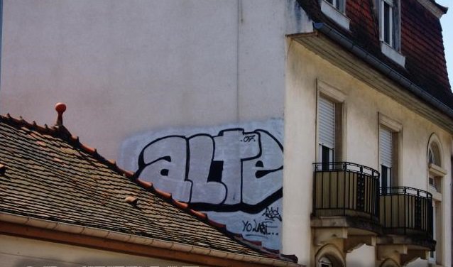 Graffiti Bombing - Photo by strasbourgraffiti - alte, rooftop (2007)