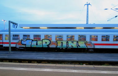 Graffiti Train - Photo by streetfiles - 1up, Dns