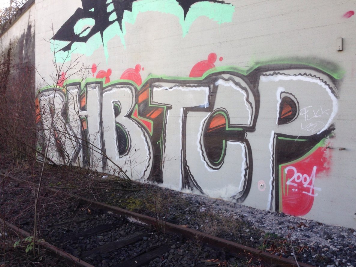 Graffiti Bombing - Photo by stuttgart0711 - rhb, trainline, 2004 (2004)