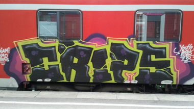 Graffiti Train in Stuttgart - Photo by stuttgart0711 - youth, htq, crips (2013)