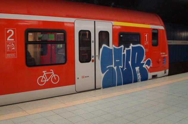 Graffiti Train - Photo by stuttgart0711 - stur, throwup, clean (2014)