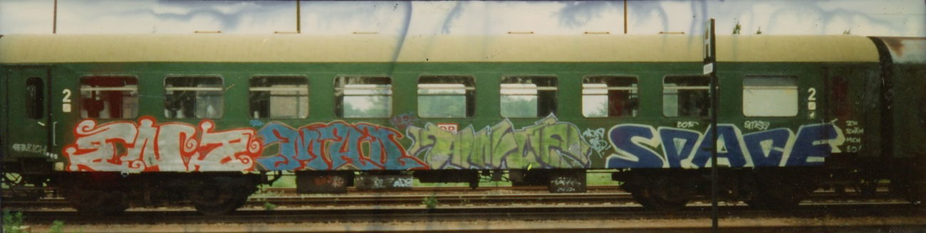 Graffiti Train - Photo by suburban - ENZIAN, MADone, ANDE (1995)