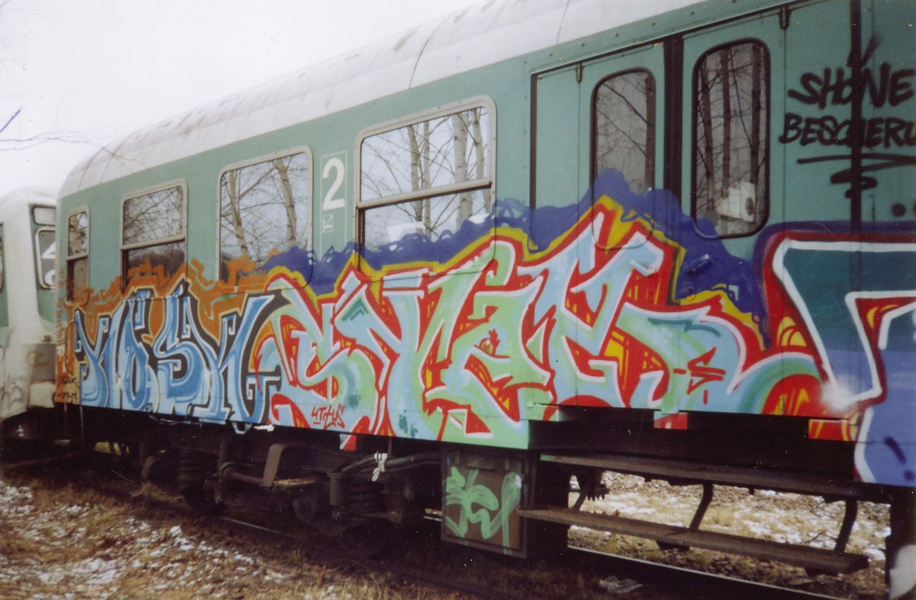 Graffiti Train - Photo by suburban - STEM, GRS, CAM (2003)