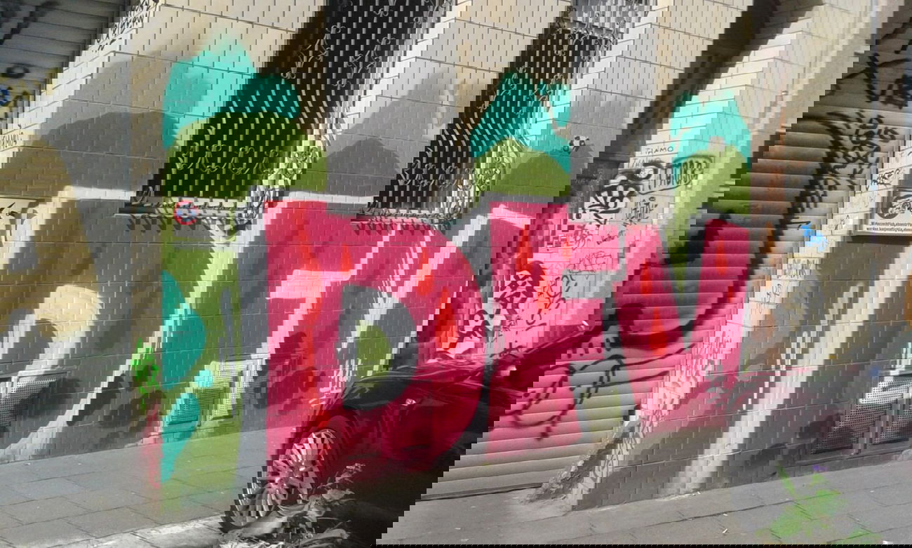 Graffiti Bombing - Photo by taggman143