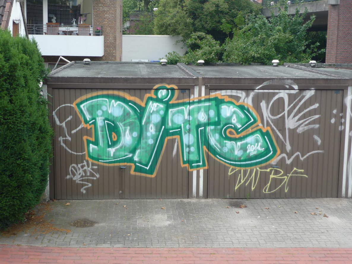 Graffiti Bombing - Photo by tampa911 - Ditc