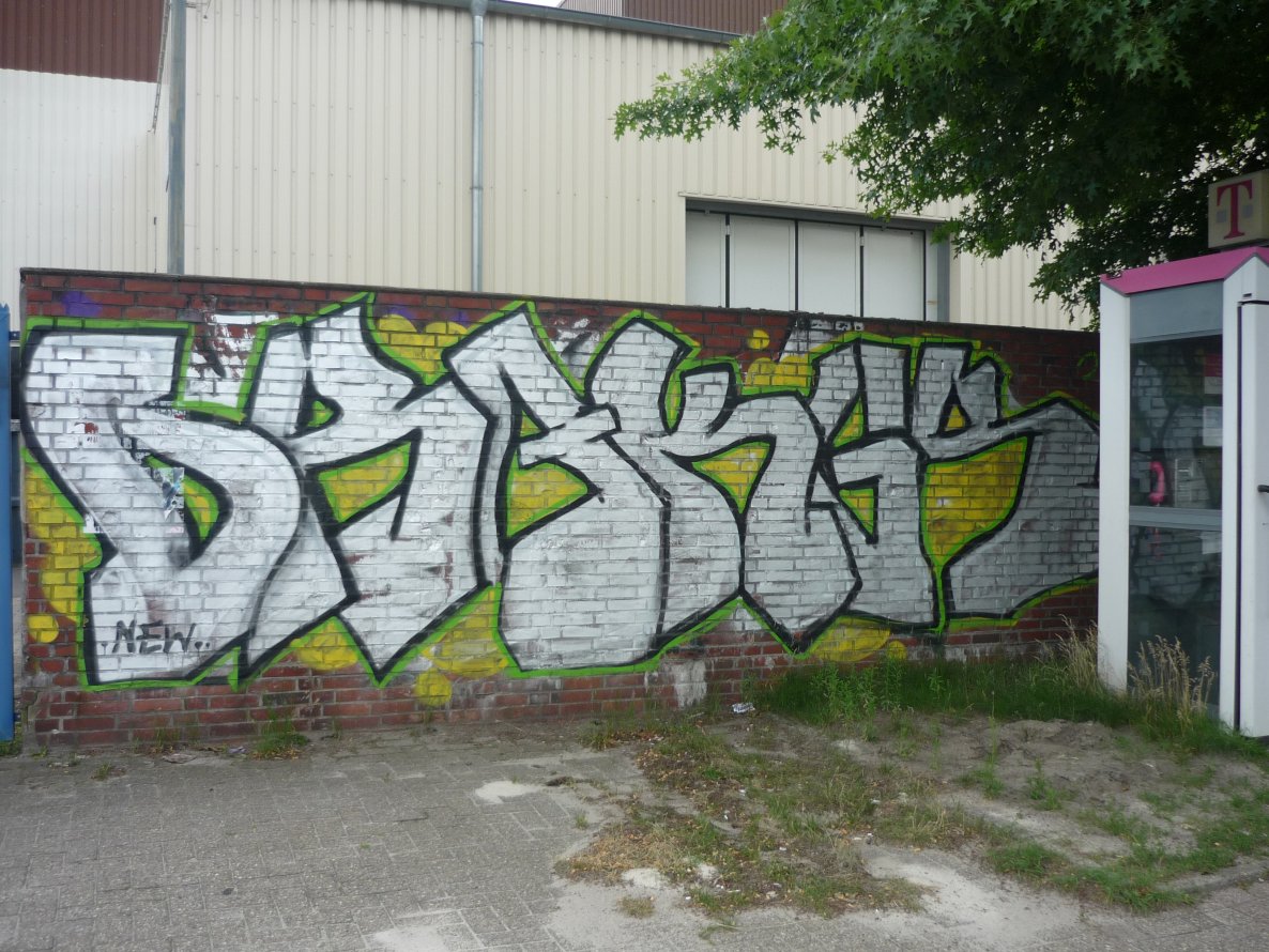 Graffiti Wall - Photo by tampa911 - Dra, Kgs