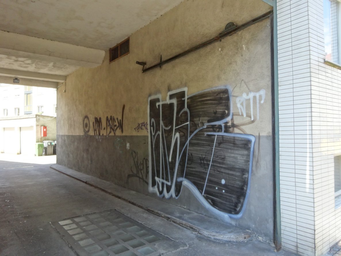 Graffiti Bombing - Photo by teaka - Fonse, RMT (2014)