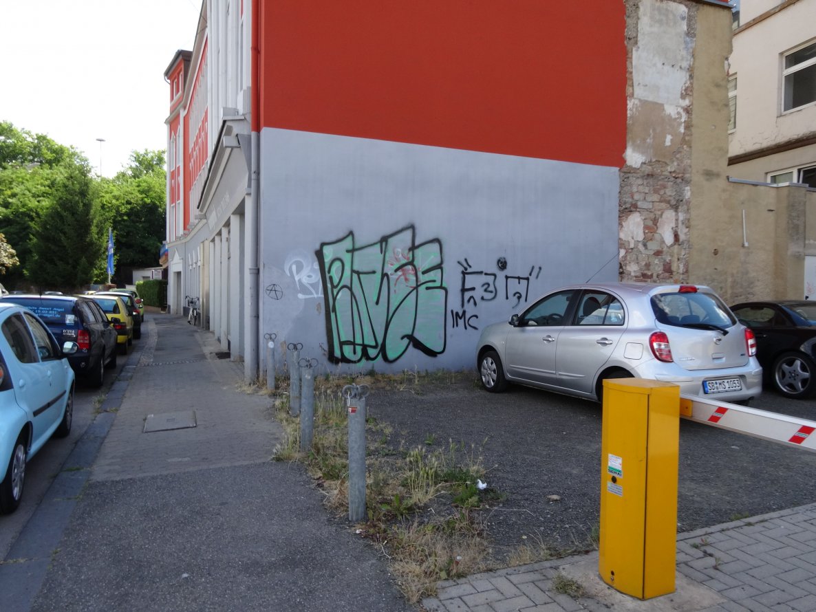 Graffiti Bombing - Photo by teaka - Fonse (2014)