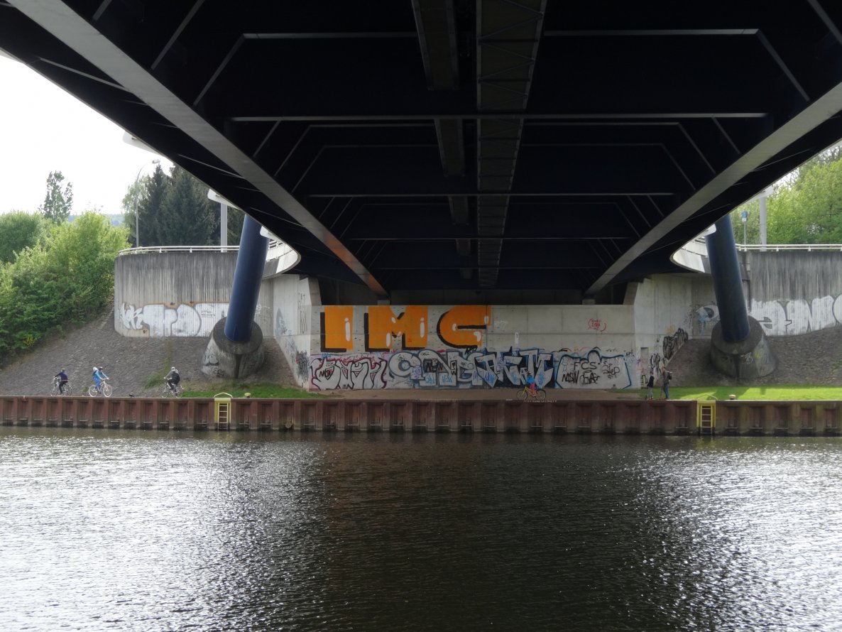 Graffiti Bombing - Photo by teaka - IMC (2014)