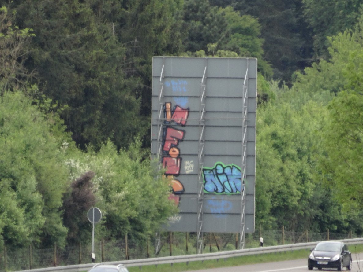 Graffiti Bombing - Photo by teaka - IM, Fonky, RMT (2014)