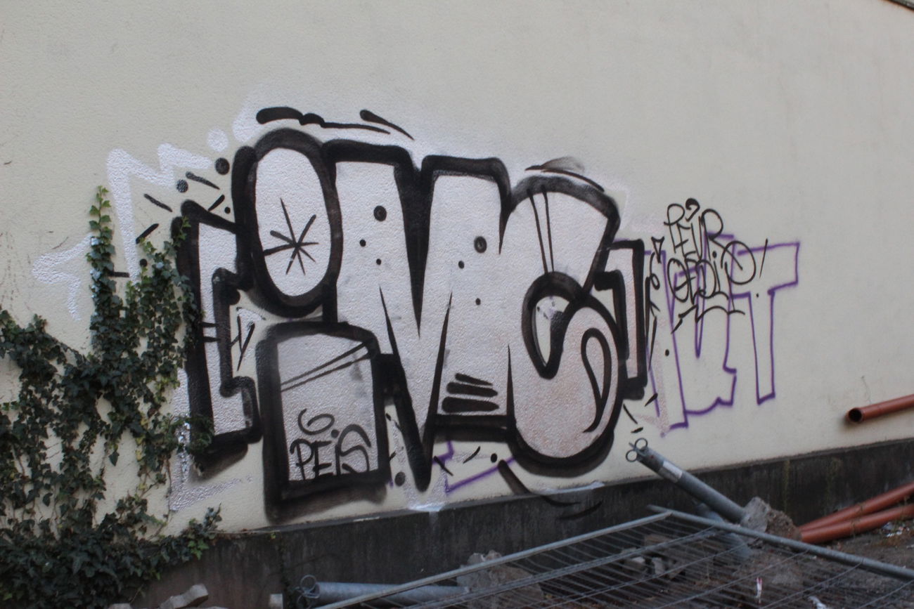 Graffiti Wall - Photo by teaka - imc