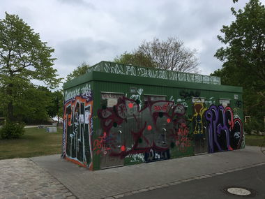 Graffiti Bombing - Photo by teaka - imc, anc, ice