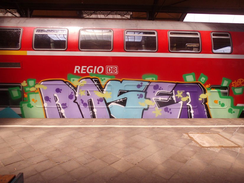Graffiti Train - Photo by thegraffspotter - raser (2013)