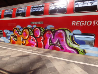 Graffiti Train - Photo by thegraffspotter - foim, re7 (2013)