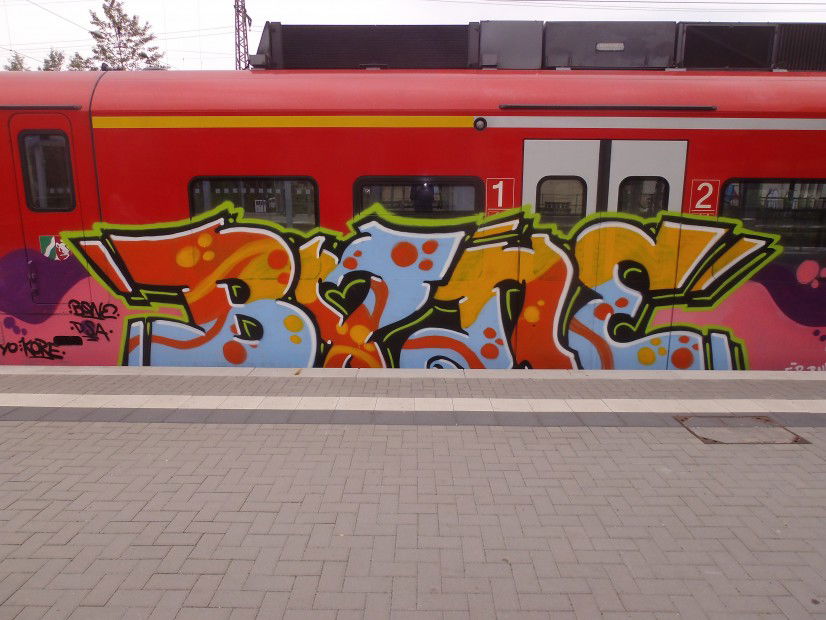 Graffiti Train - Photo by thegraffspotter - bone, dsa