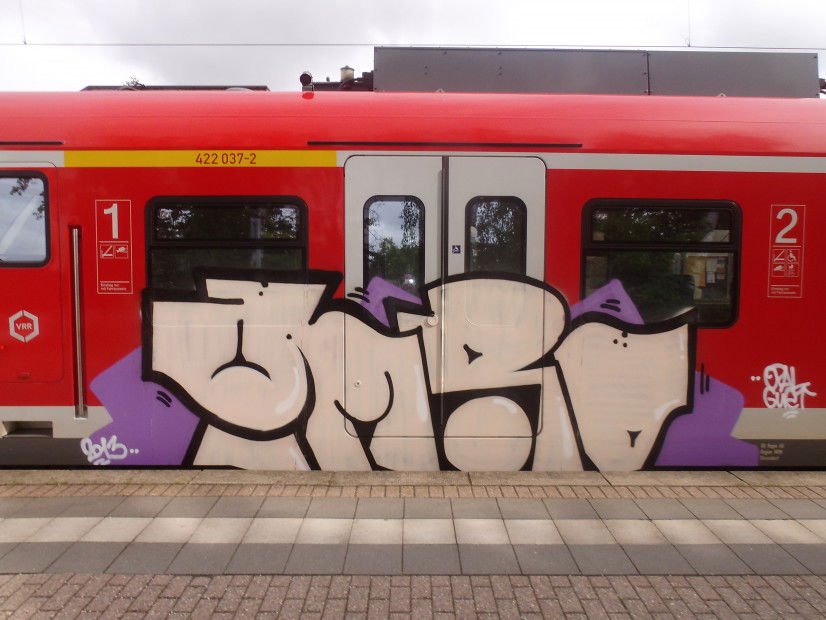 Graffiti Train - Photo by thegraffspotter - ymro