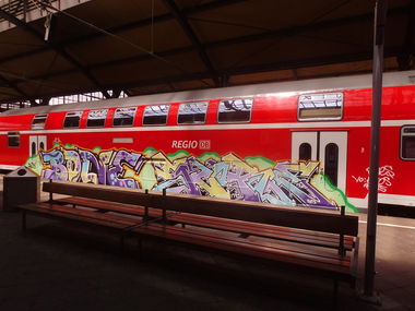 Graffiti Train - Photo by thegraffspotter - bone, sure
