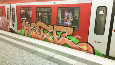 Graffiti Train in Hamburg - Photo by tom21083 - hate
