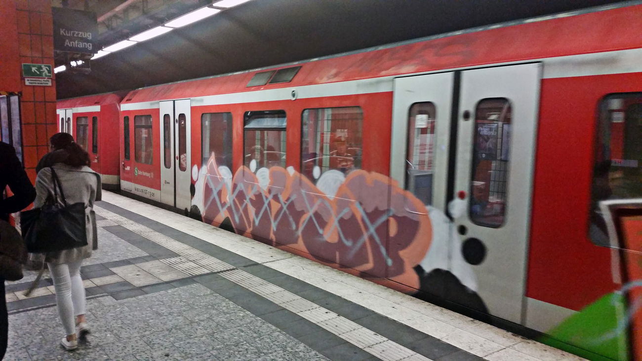 Graffiti Train in Hamburg - Photo by tom21083 - Layup