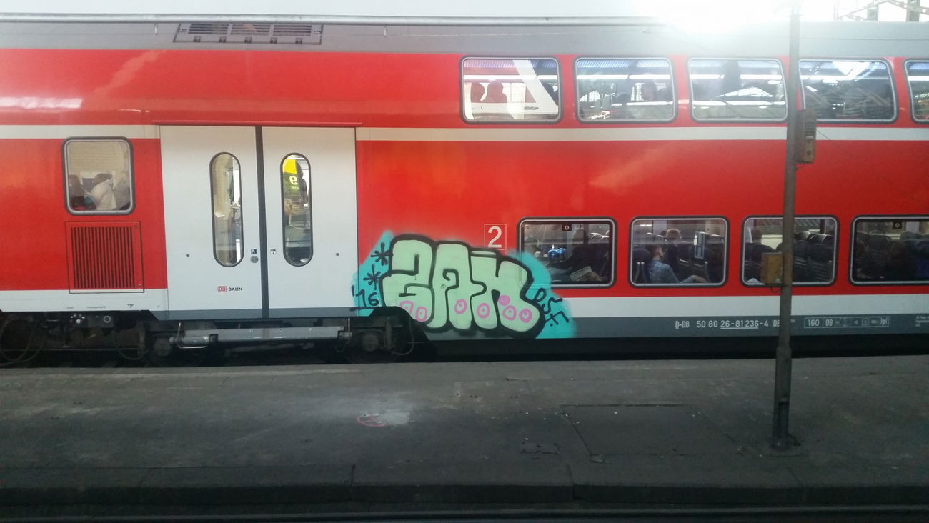 Graffiti Train in Hamburg - Photo by tom21083 - zak