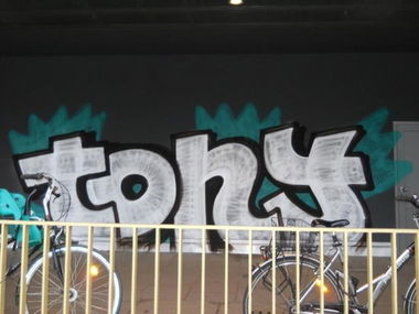 Graffiti Bombing in HAMBURG - Photo by tony301