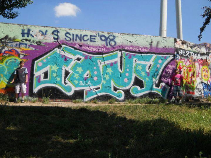 Graffiti Wall in BERLIN - Photo by tony301