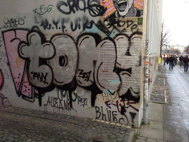 Graffiti Bombing in HAMBURG - Photo by tony301