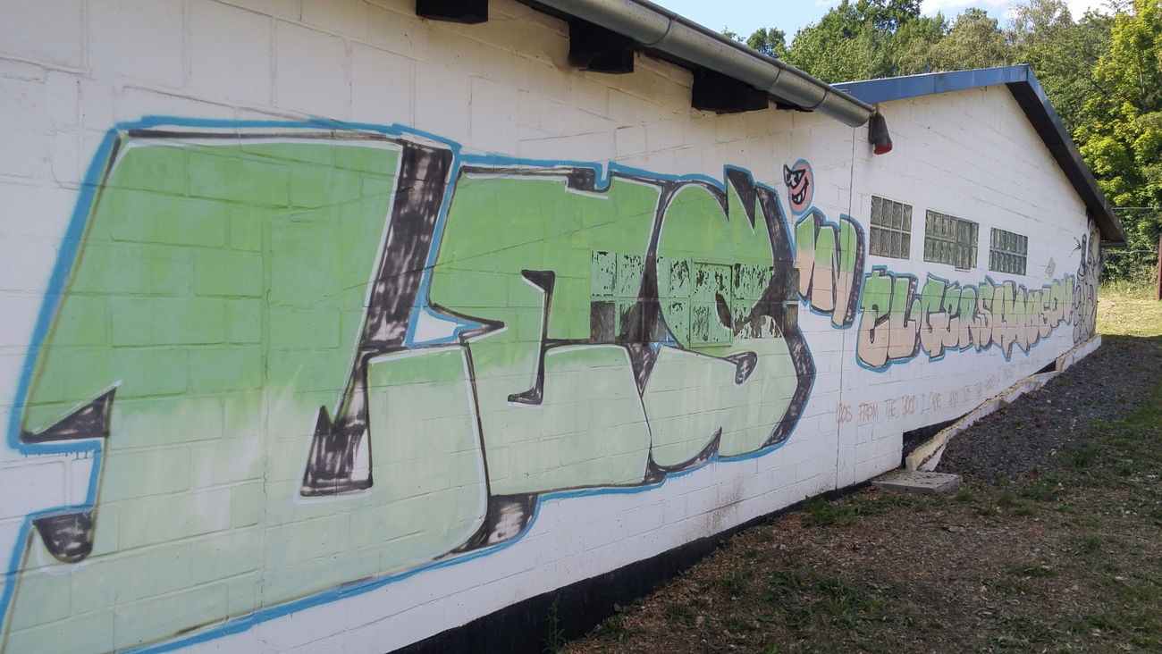 Graffiti Wall - Photo by tostkopf - les, Les, lesizback