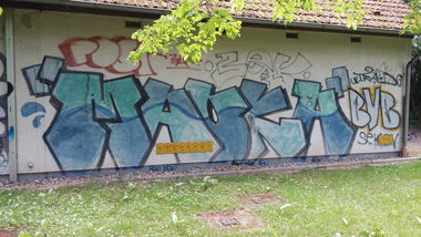 Graffiti Bombing - Photo by tostkopf - DMK, old, mauka (1994)
