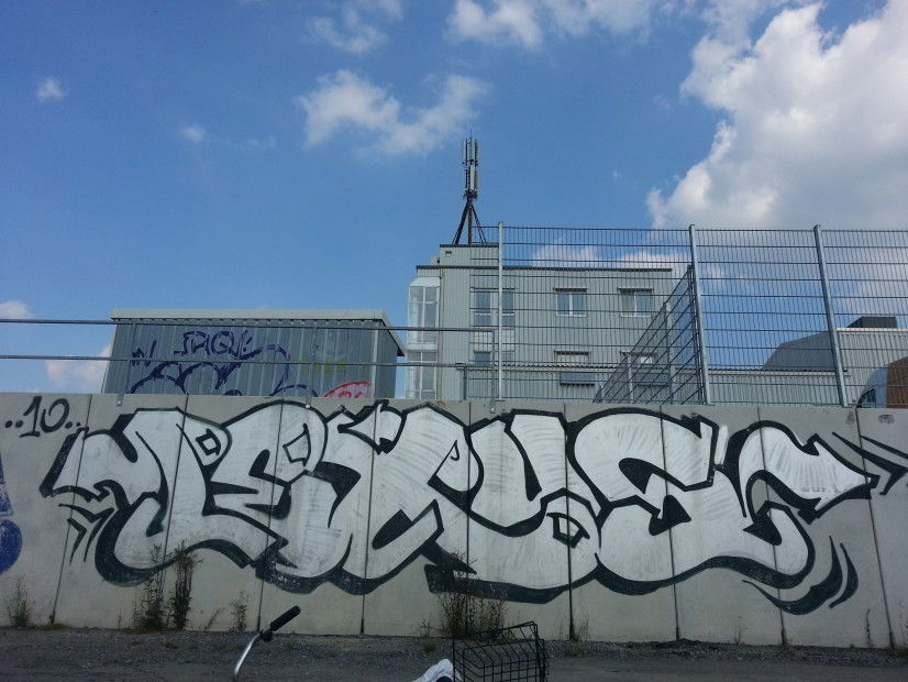 Graffiti Bombing in Münster - Photo by trustlifeOTR - its, lexus, sore (2010)