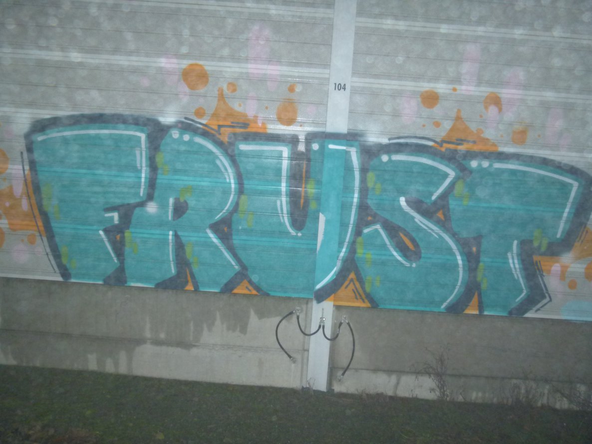Graffiti Bombing in Münster - Photo by trustlifeOTR - Frust