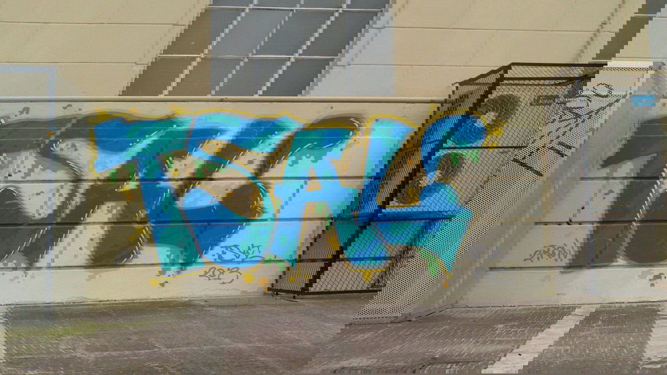 Graffiti Bombing in Thessaloniki - Photo by tsal - tsal, row (2013)