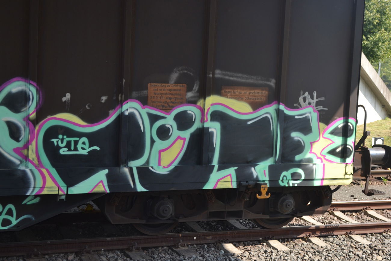 Graffiti Bombing in Leipzig - Photo by tuetenvandal - Tüte, QP, Leipzig (2015)