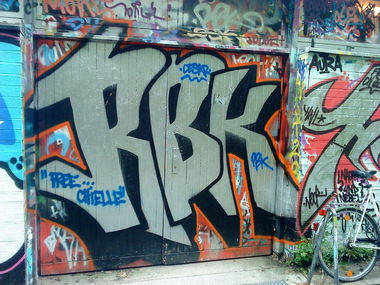 Graffiti Wall - Photo by twokee - rbk, youngsta (2009)