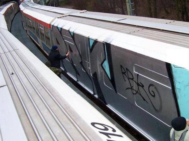 Graffiti Train - Photo by twokee - rbk, skim, micro (2008)