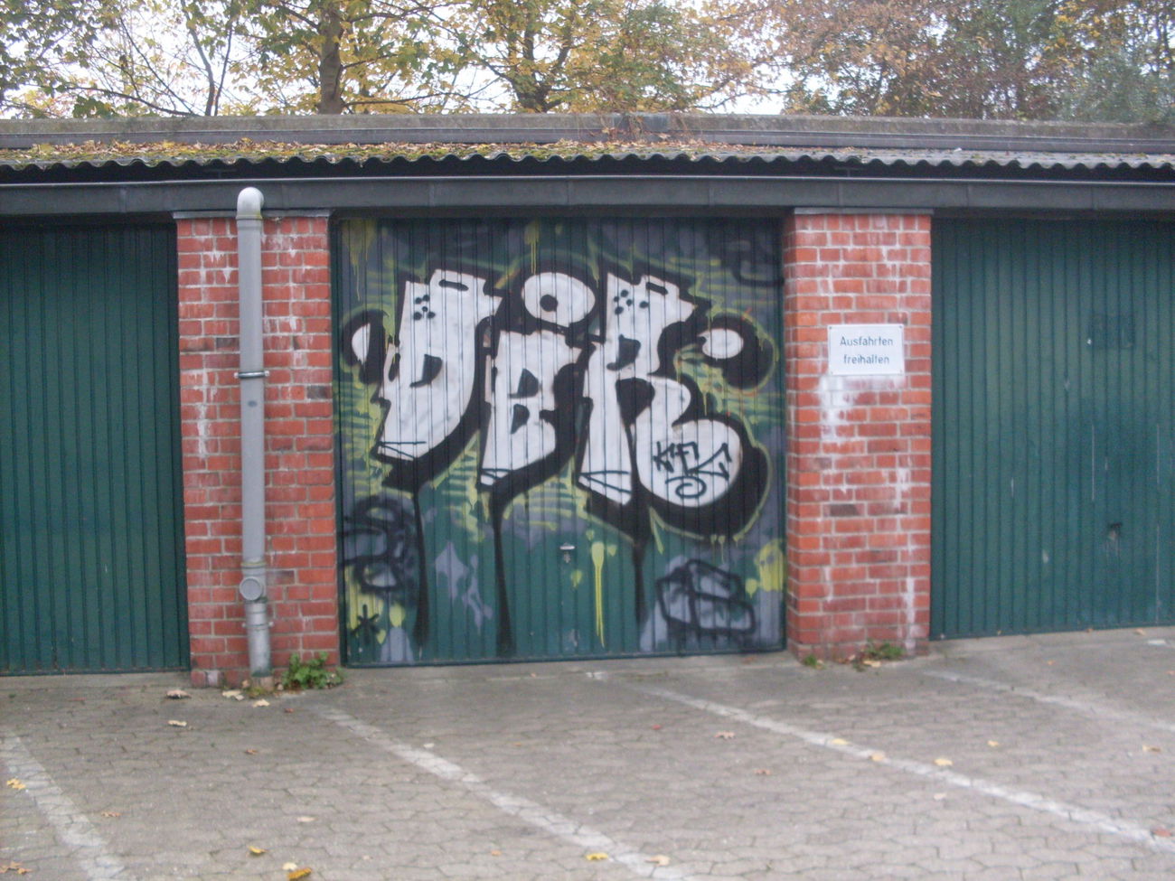 Graffiti Wall - Photo by ulica - kiel, dbr, kfc (2011)