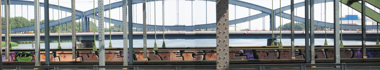 Graffiti Train - Photo by ultramarinblau - lebe, regie, demo