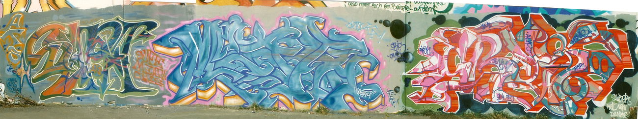 Graffiti Wall - Photo by ultramarinblau - supa, meath, cris