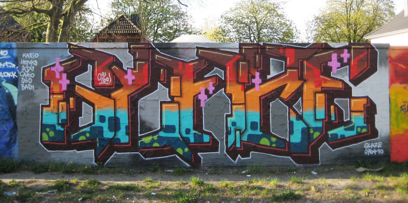 Graffiti Wall - Photo by ultramarinblau - glaze (2010)