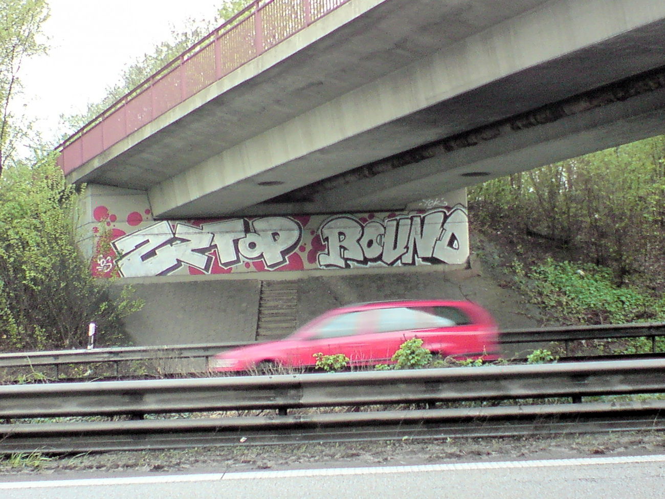 Graffiti Bombing - Photo by ultramarinblau - zztop, cctop, round