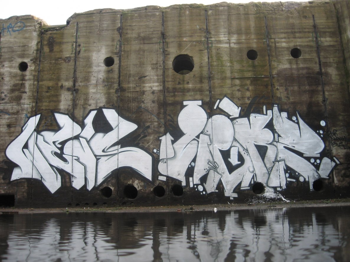 Graffiti Bombing - Photo by unitedartist - herz, weis