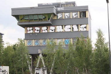 Graffiti Bombing - Photo by unitedartist - herz, weis